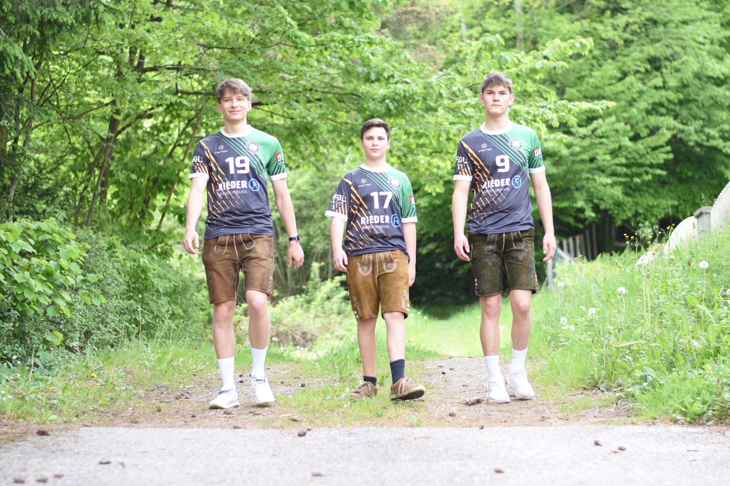 3 Spieler präsentieren die Volleyballtrikots